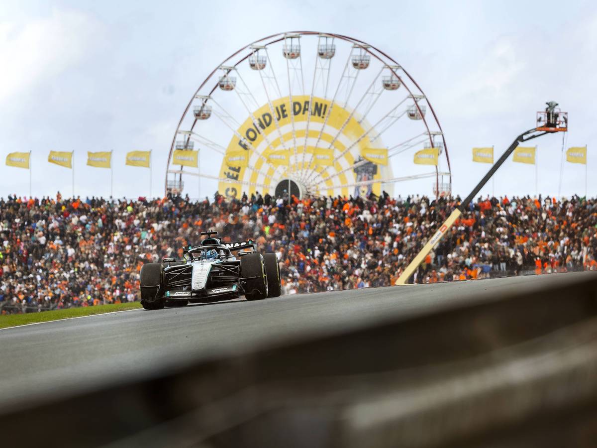 George Russell in seinem Mercedes auf dem Kurs in Zandvoort.