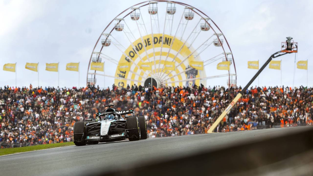 George Russell in seinem Mercedes auf dem Kurs in Zandvoort.