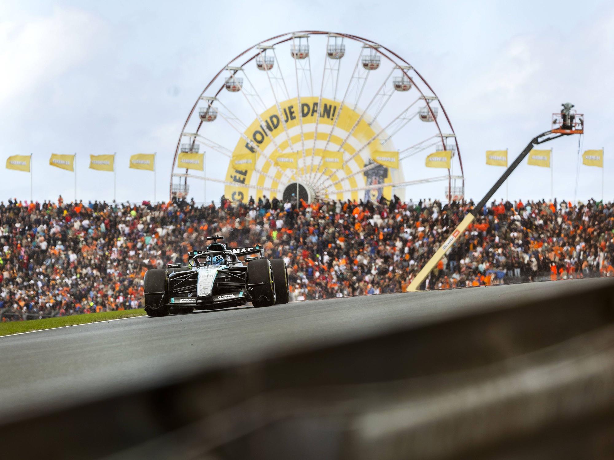 George Russell in seinem Mercedes auf dem Kurs in Zandvoort.