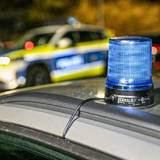 Polizeiwagen stehen in einer Straße (Symbolfoto).