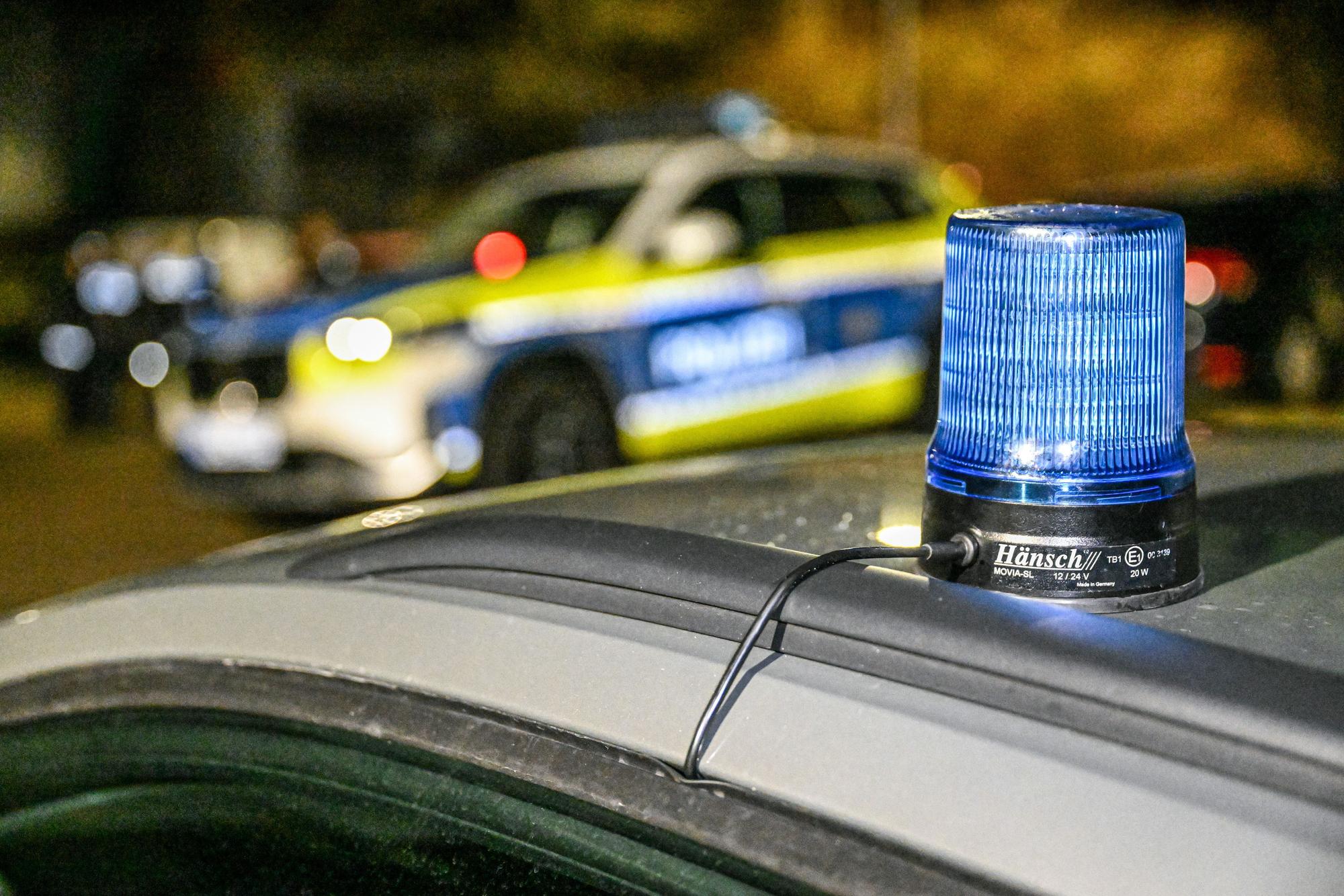 Polizeiwagen stehen in einer Straße (Symbolfoto).