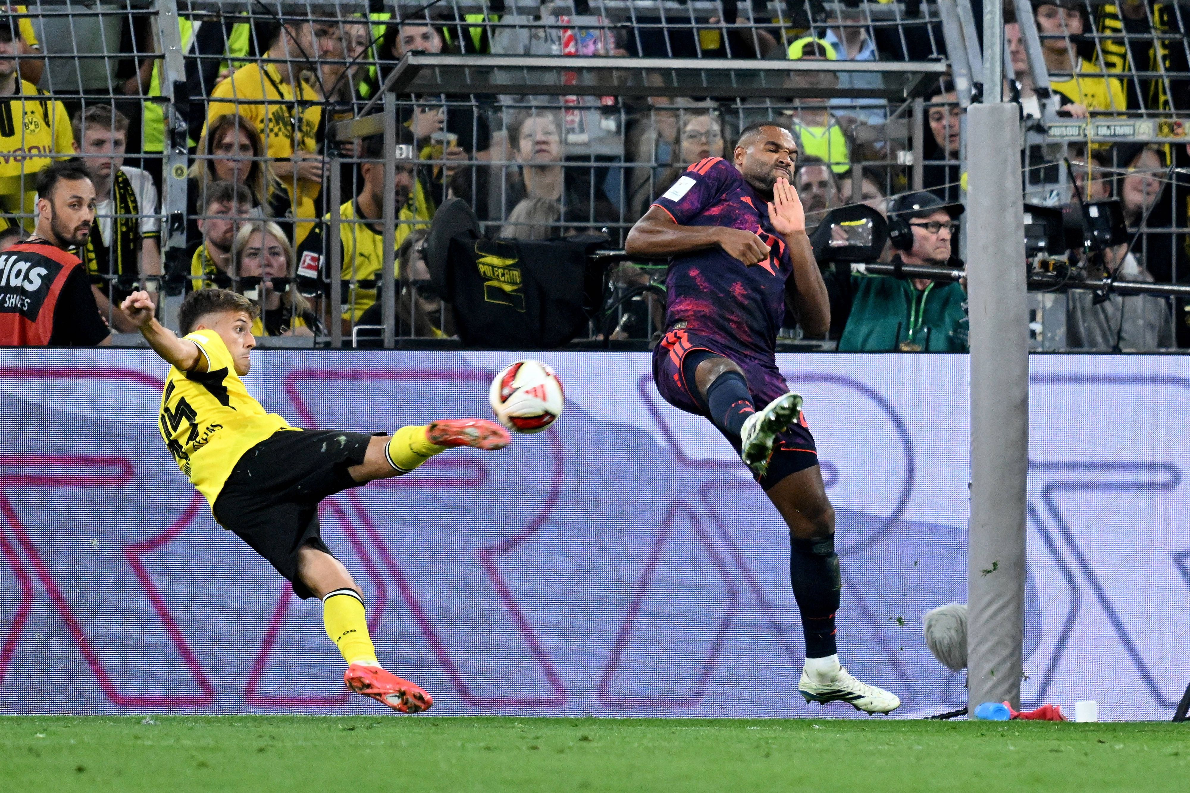Giannis Konstantelias bei einer Torchance gegen Jonathan Tah.
