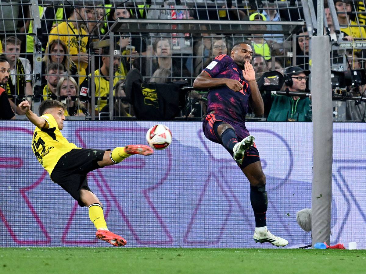 Giannis Konstantelias bei einer Torchance gegen Jonathan Tah.