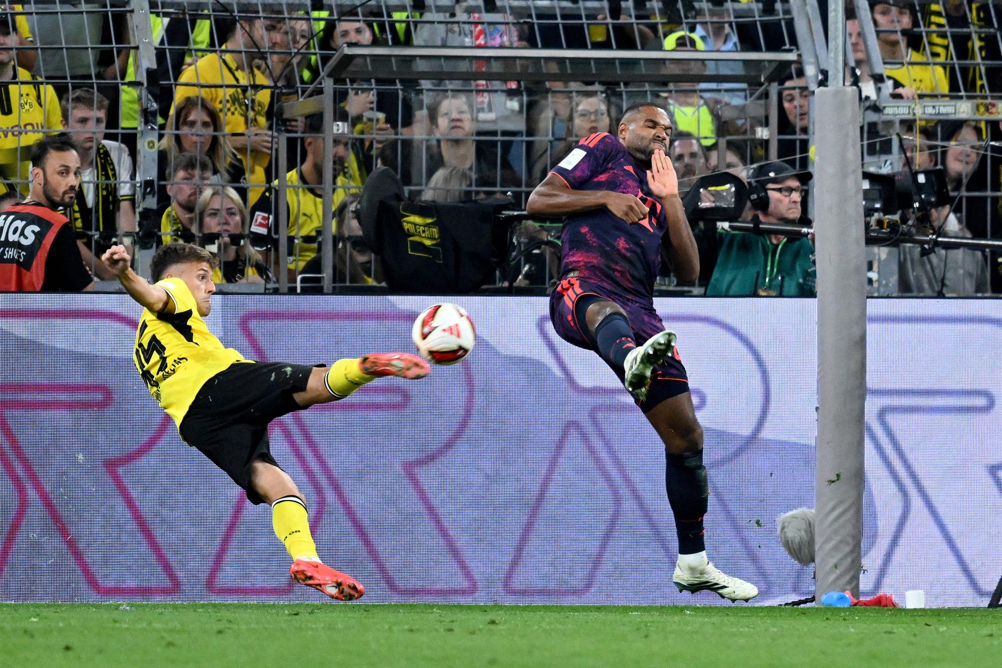 Giannis Konstantelias bei einer Torchance gegen Jonathan Tah.
