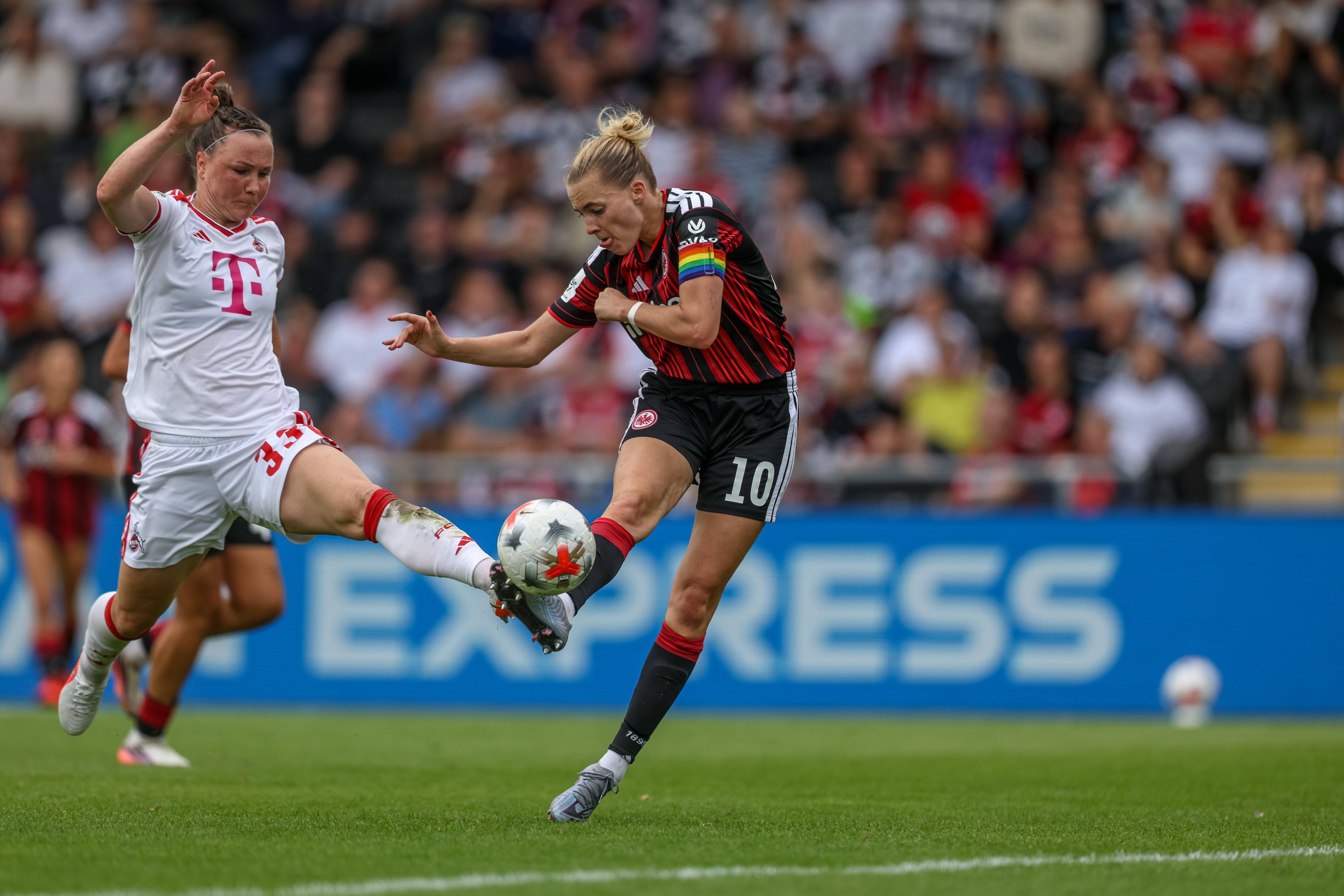 Laura Freigang schießt, Marina Hegering grätscht zum Ball.
