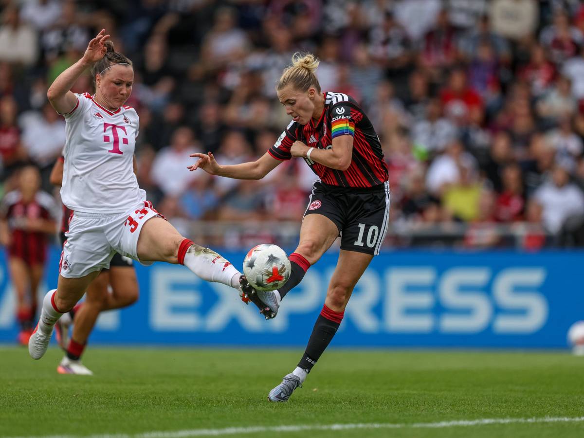 Laura Freigang schießt, Marina Hegering grätscht zum Ball.