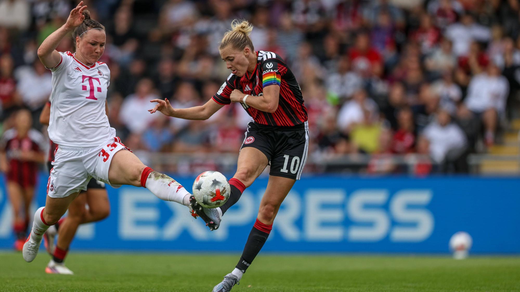 Laura Freigang schießt, Marina Hegering grätscht zum Ball.