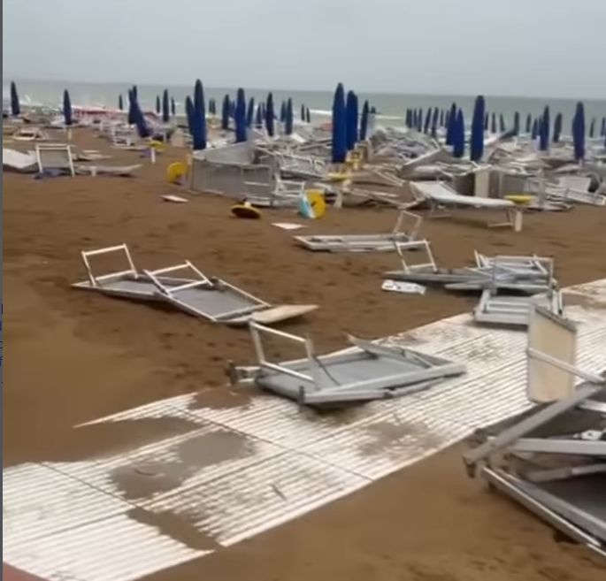 Bilder im Netz zeigen das Ausmaß des Chaos nach dem Sturm am Strand von Lignano.