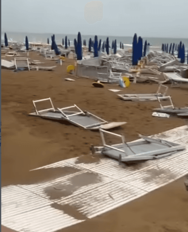 Bilder im Netz zeigen das Ausmaß des Chaos nach dem Sturm am Strand von Lignano.