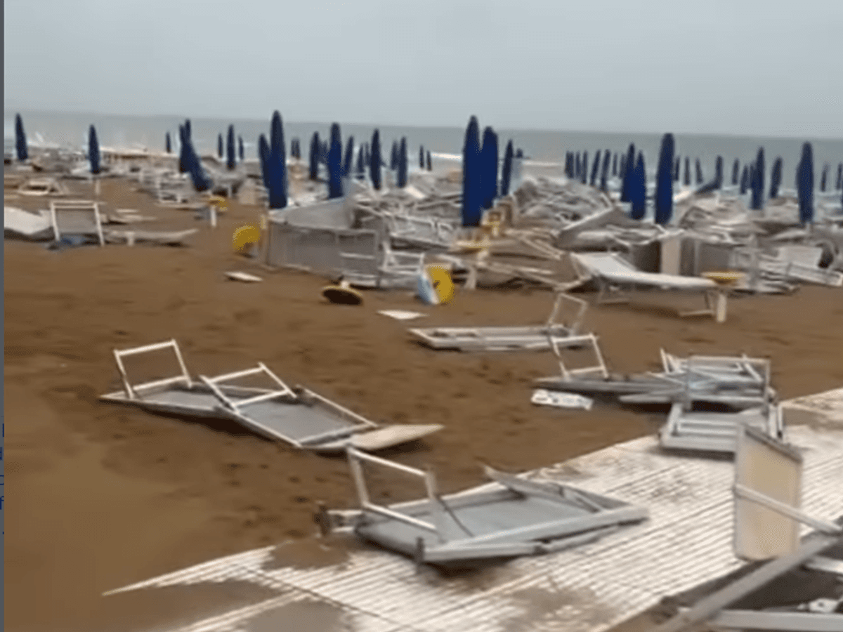 Bilder im Netz zeigen das Ausmaß des Chaos nach dem Sturm am Strand von Lignano.