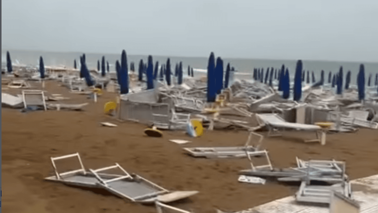 Bilder im Netz zeigen das Ausmaß des Chaos nach dem Sturm am Strand von Lignano.