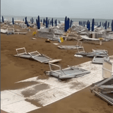 Bilder im Netz zeigen das Ausmaß des Chaos nach dem Sturm am Strand von Lignano.