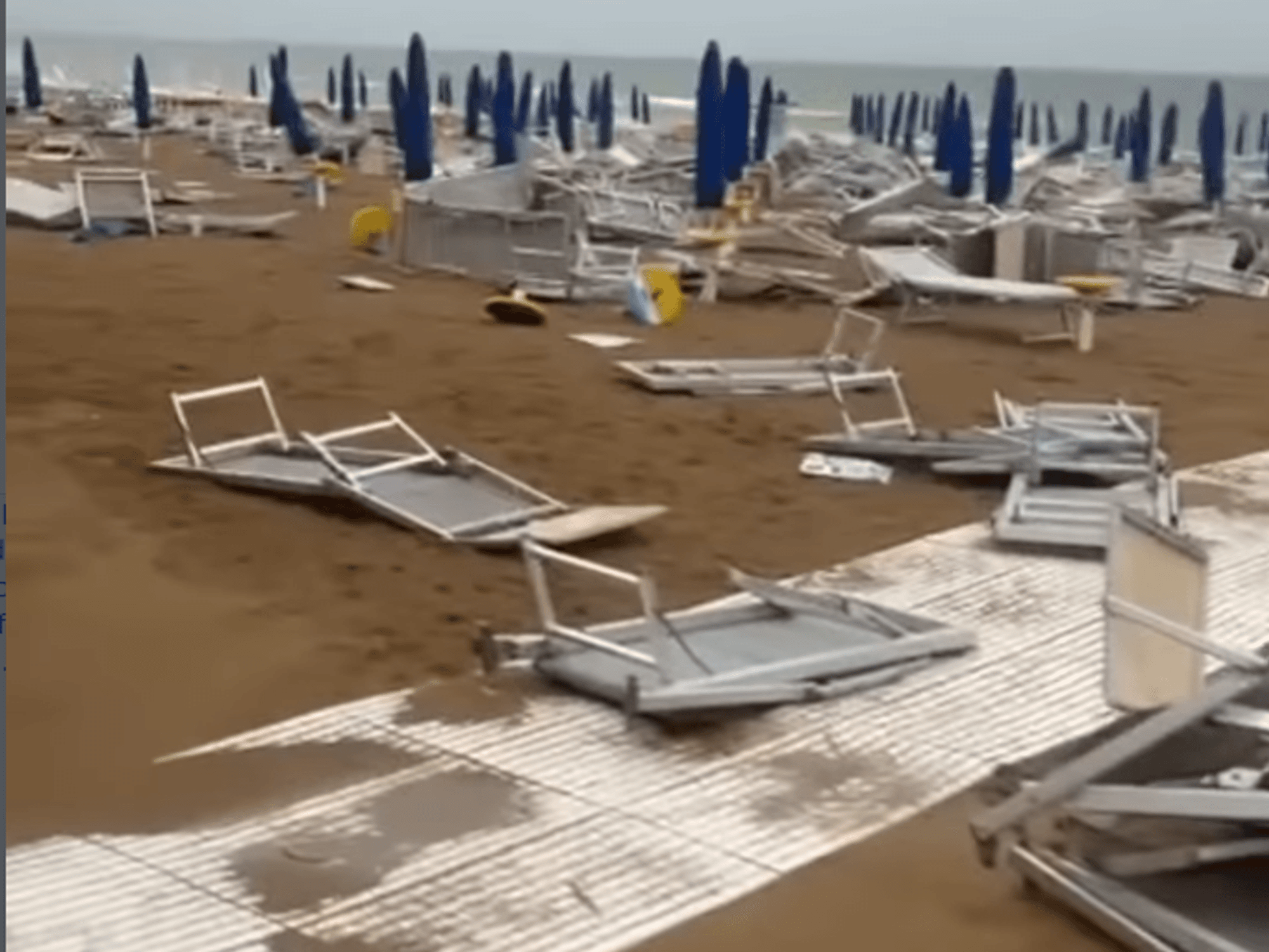 Bilder im Netz zeigen das Ausmaß des Chaos nach dem Sturm am Strand von Lignano.