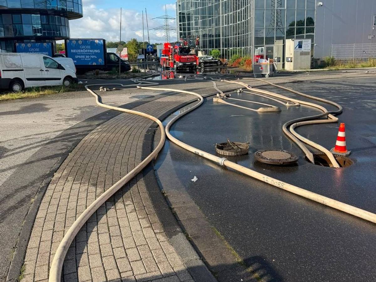 Großbrand in Paffendorf: Nachlöscharbeiten dauern an.