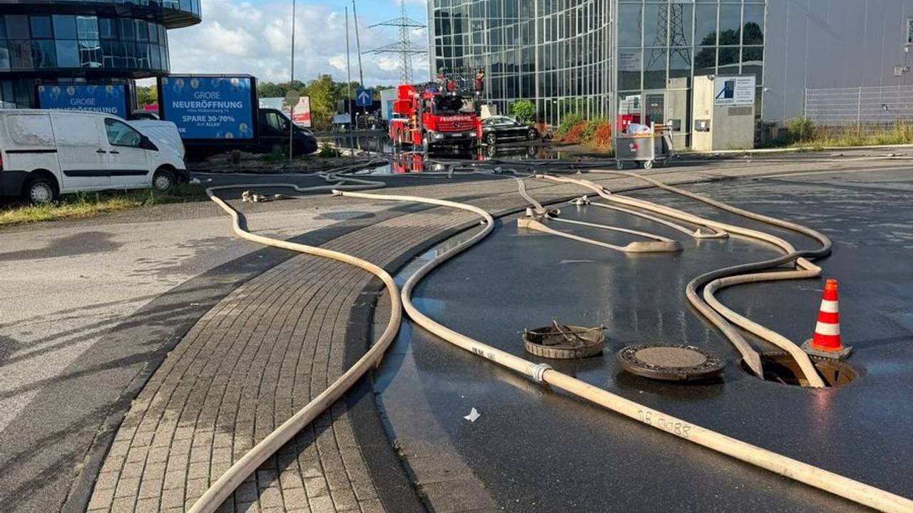Großbrand in Paffendorf: Nachlöscharbeiten dauern an.