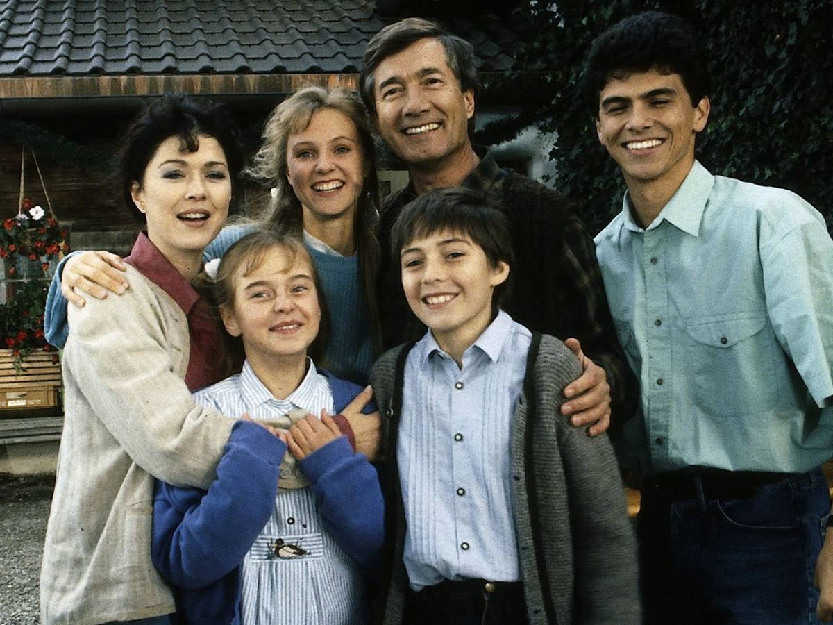 Über Jahrzehnte eine der beliebtesten TV-Serien: Von 1988 bis 2013 begeisterten die Geschichten um Förster Martin Rombach (Christian Wolff, Bild, zweiter von rechts) und seine Familie die Zuschauer. (Bild: ZDF/Thomas Schuhmann/ NDF)