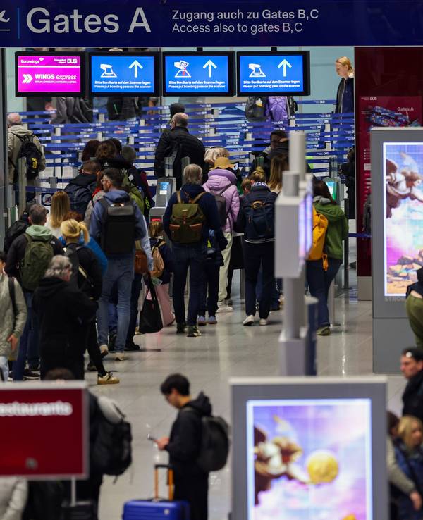Reisende gehen in Richtung der Gates am Flughafen in Düsseldorf (Archivfoto).