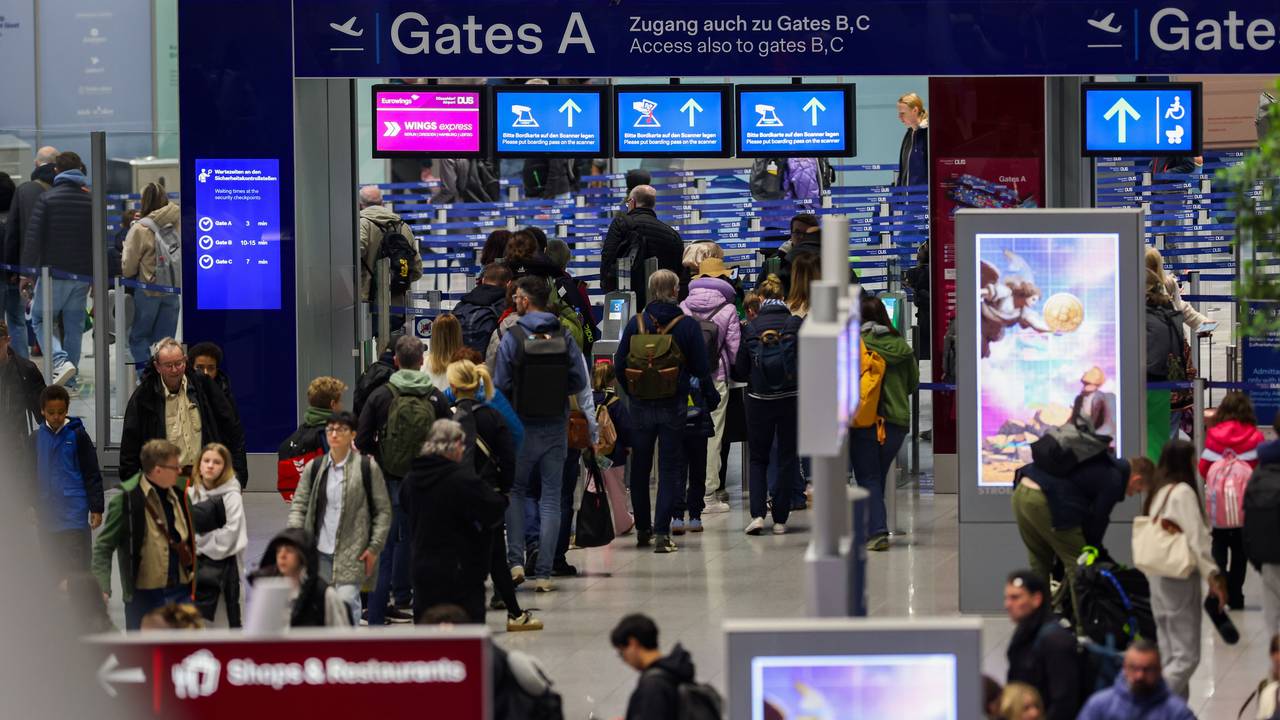Reisende gehen in Richtung der Gates am Flughafen in Düsseldorf (Archivfoto).