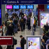 Reisende gehen in Richtung der Gates am Flughafen in Düsseldorf (Archivfoto).