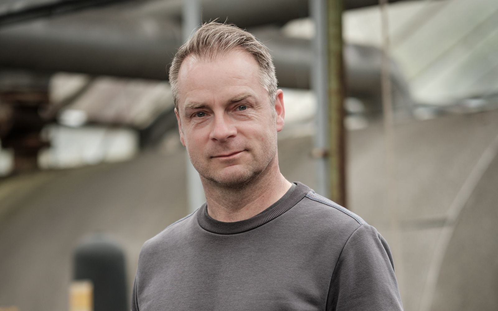 Seit 2014 ermittelt Hinnerk Schönemann als Tierarzt Hauke in „Nord bei Nordwest“. Die Krimireihe beschert der ARD regelmäßig Traumquoten, wie sie sonst allenfalls der „Tatort“ erreicht. Das Erfolgsrezept: skurriler Humor und ein immer wieder überraschendes Spiel mit den Genres. (Bild: Gordon Timpen)