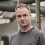 Seit 2014 ermittelt Hinnerk Schönemann als Tierarzt Hauke in „Nord bei Nordwest“. Die Krimireihe beschert der ARD regelmäßig Traumquoten, wie sie sonst allenfalls der „Tatort“ erreicht. Das Erfolgsrezept: skurriler Humor und ein immer wieder überraschendes Spiel mit den Genres. (Bild: Gordon Timpen)