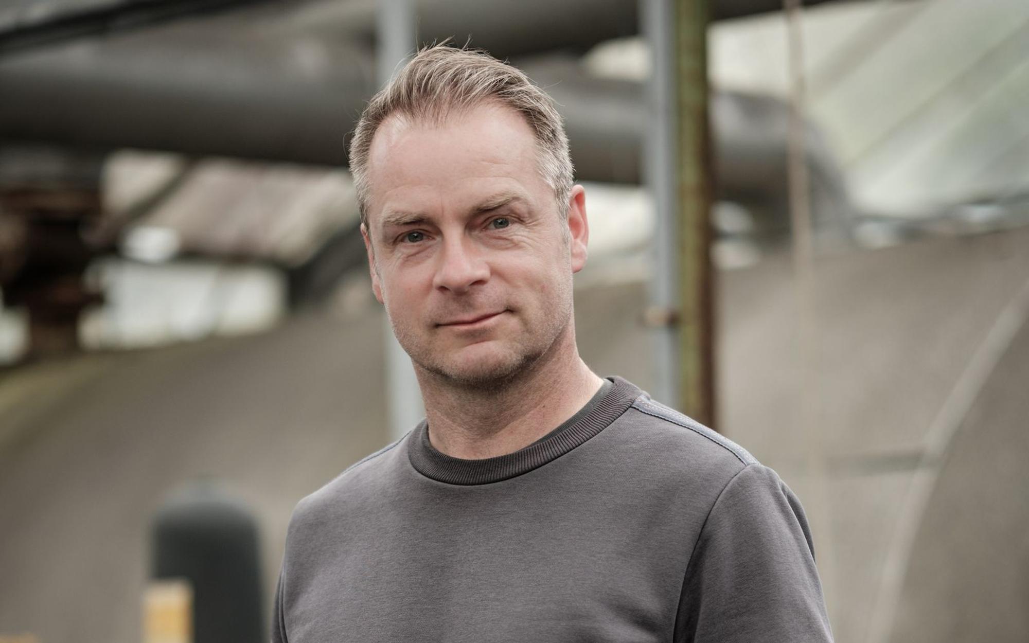 Seit 2014 ermittelt Hinnerk Schönemann als Tierarzt Hauke in „Nord bei Nordwest“. Die Krimireihe beschert der ARD regelmäßig Traumquoten, wie sie sonst allenfalls der „Tatort“ erreicht. Das Erfolgsrezept: skurriler Humor und ein immer wieder überraschendes Spiel mit den Genres. (Bild: Gordon Timpen)