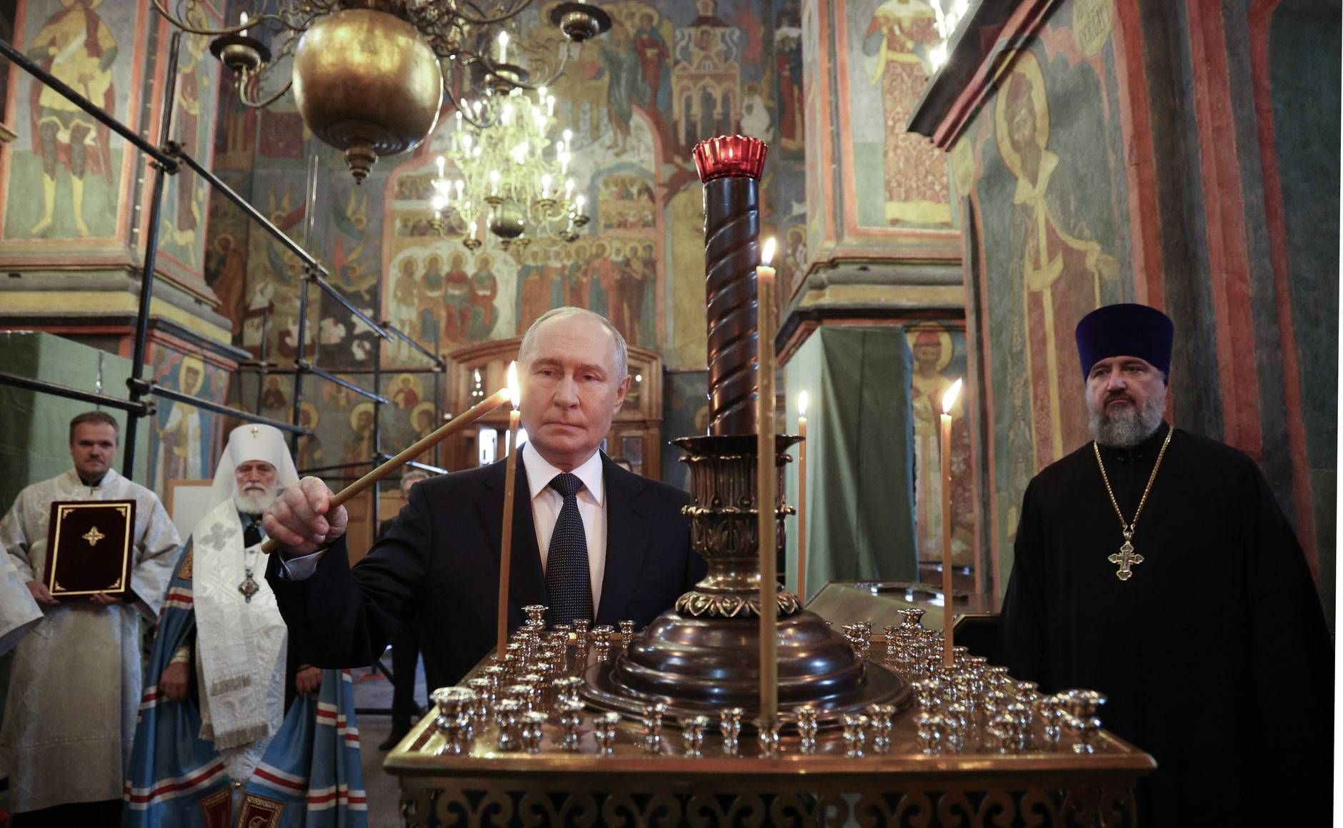 Putin zündet eine Kerze in der Moskauer Erzengelkatedrale an. Der Präsident lässt Reliquien eines „Kriegsheiligen“ ins Frontgebiet bringen.