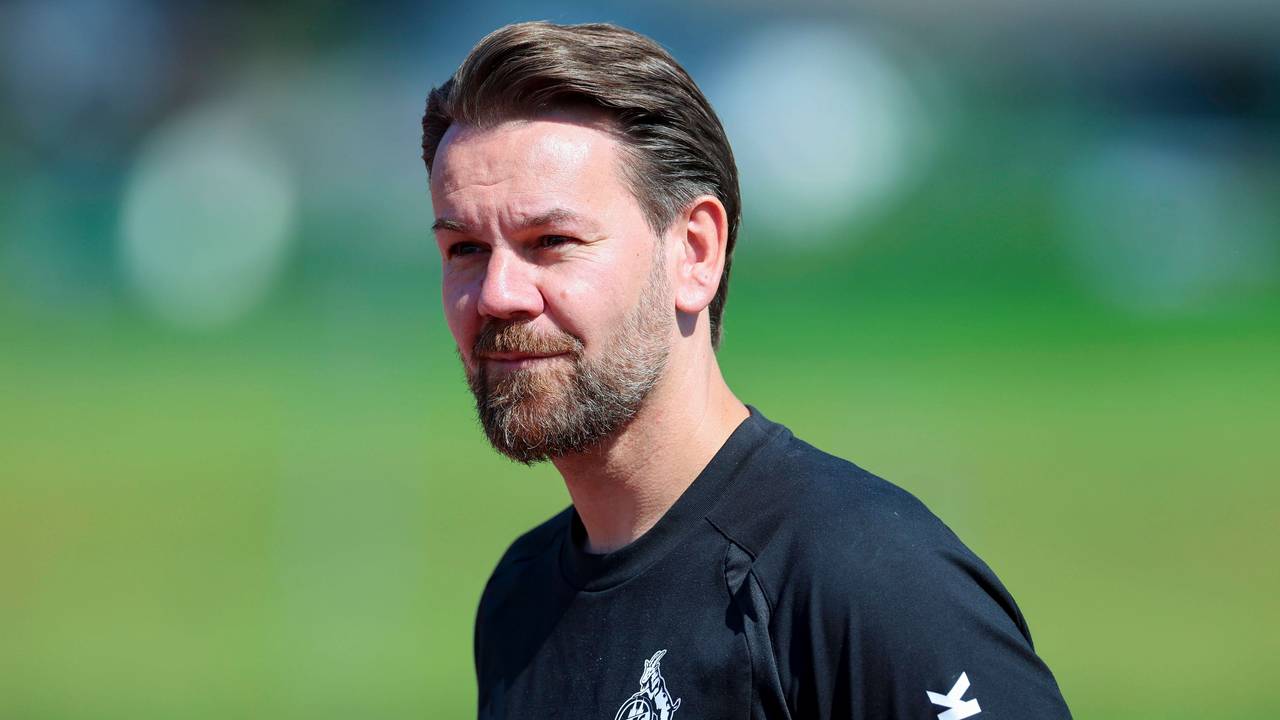 Beim Training des 1. FC Köln lächelt Thomas Kessler auf dem Platz.