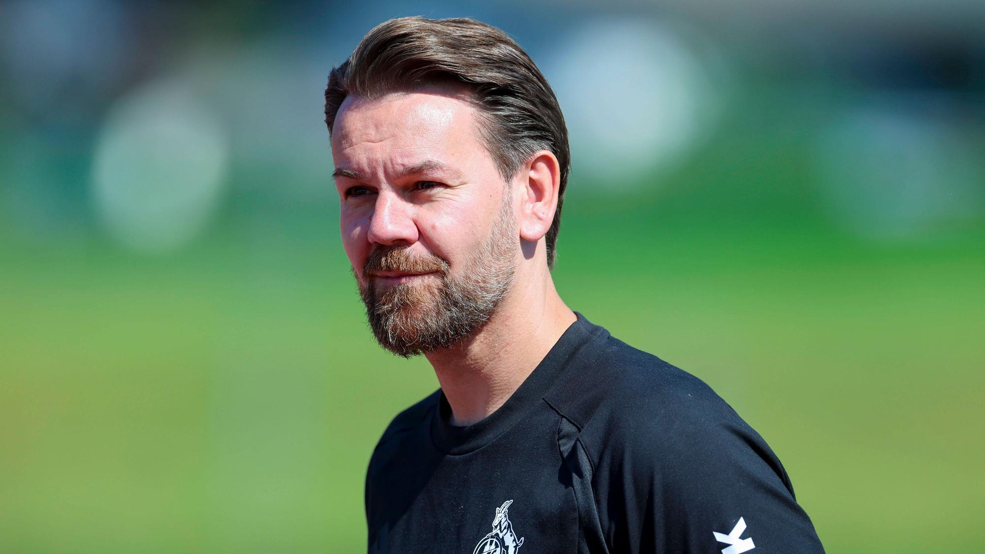 Beim Training des 1. FC Köln lächelt Thomas Kessler auf dem Platz.