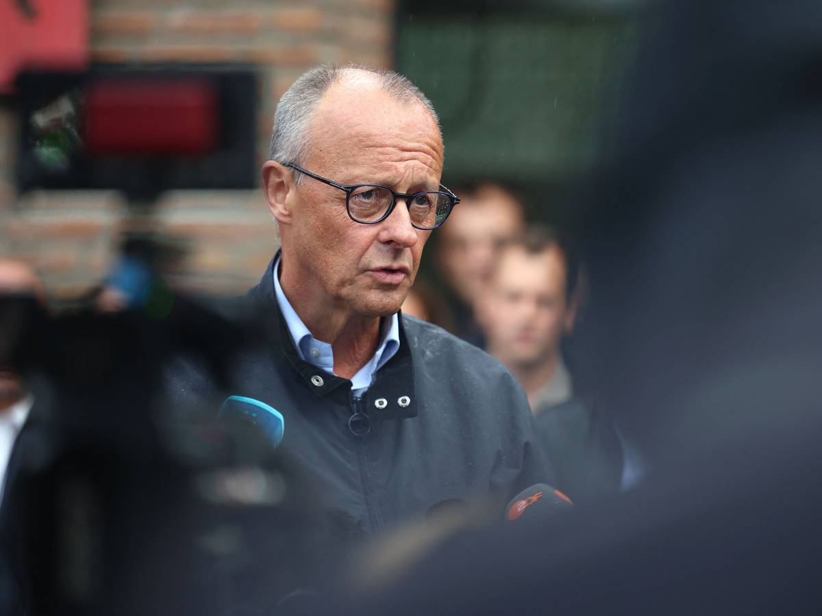 Bundeskanzler Friedrich Merz (CDU) spricht bei einem Pressestatement in Hürtgenwald-Gey.