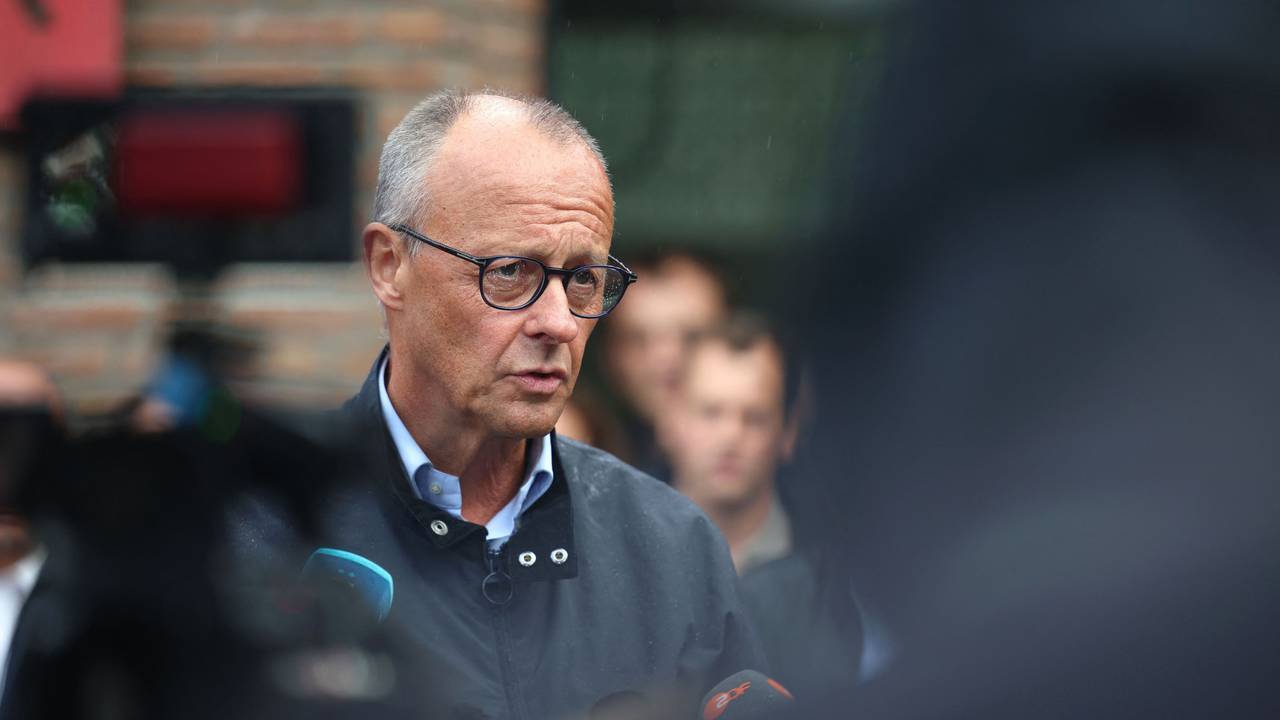 Bundeskanzler Friedrich Merz (CDU) spricht bei einem Pressestatement in Hürtgenwald-Gey.