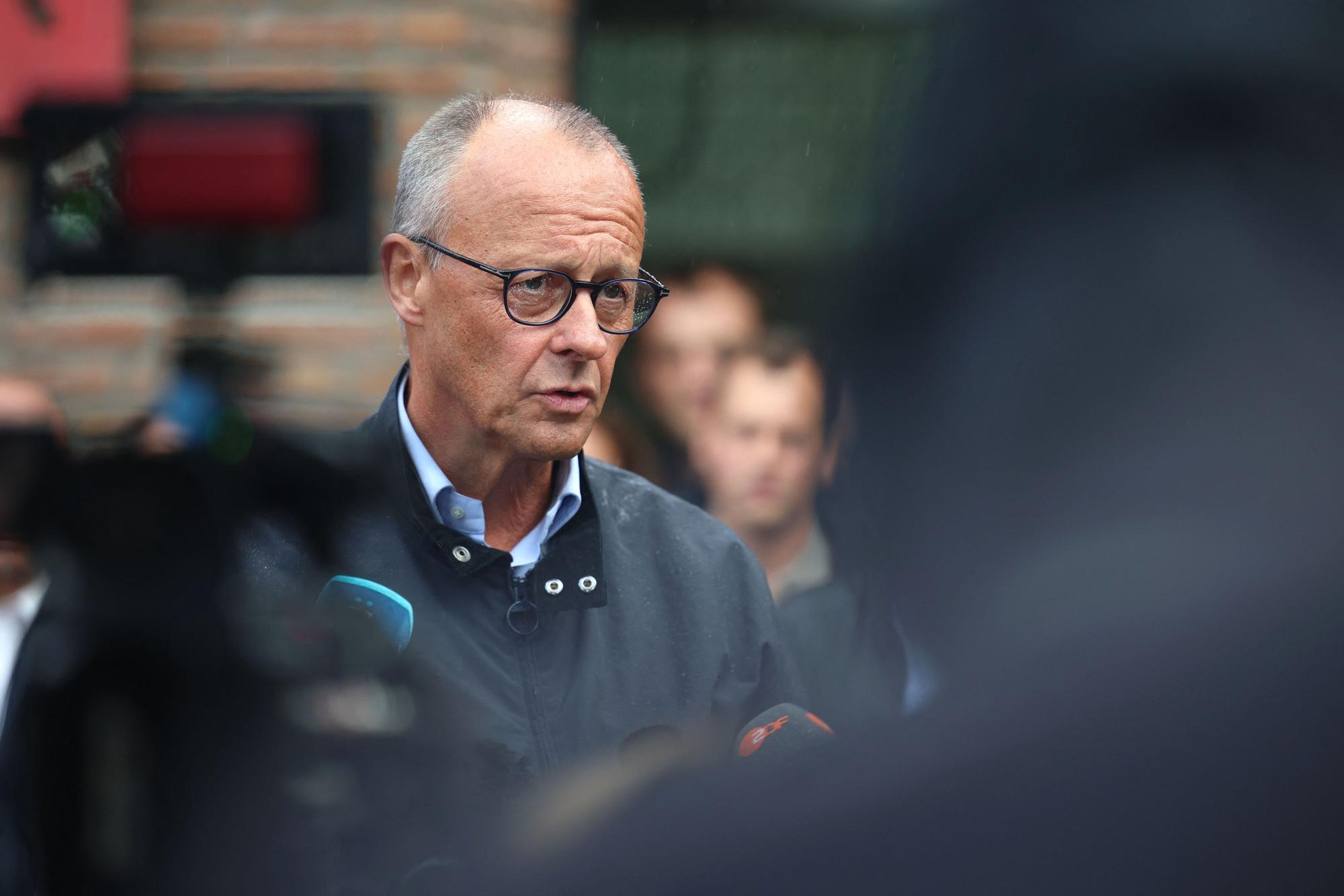 Bundeskanzler Friedrich Merz (CDU) spricht bei einem Pressestatement in Hürtgenwald-Gey.