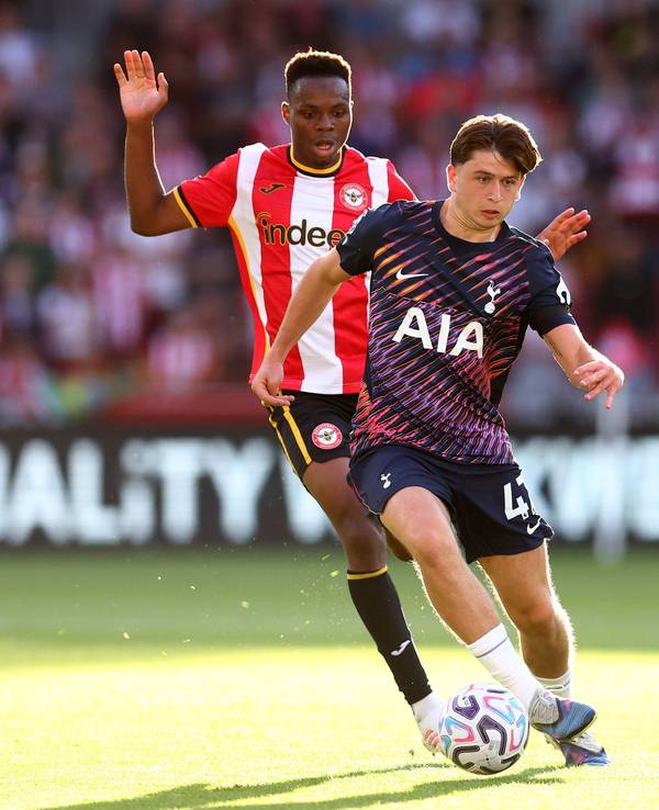 Mikey Moore im Zweikampf mit Mamadou Sangaré.