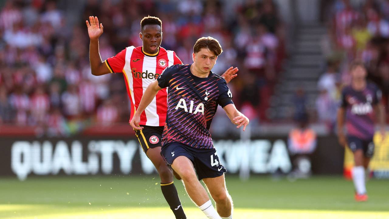 Mikey Moore im Zweikampf mit Mamadou Sangaré.