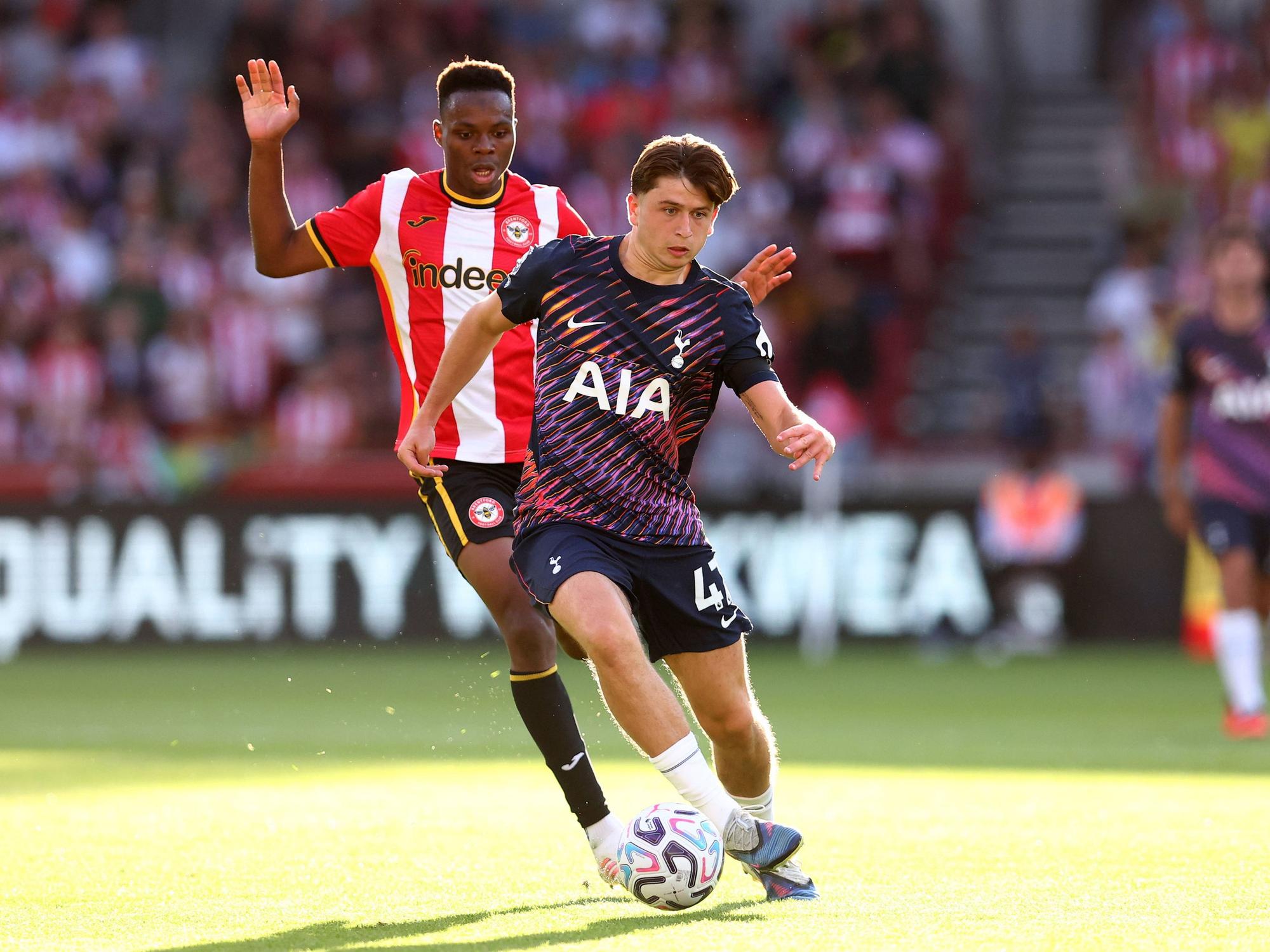 Mikey Moore im Zweikampf mit Mamadou Sangaré.