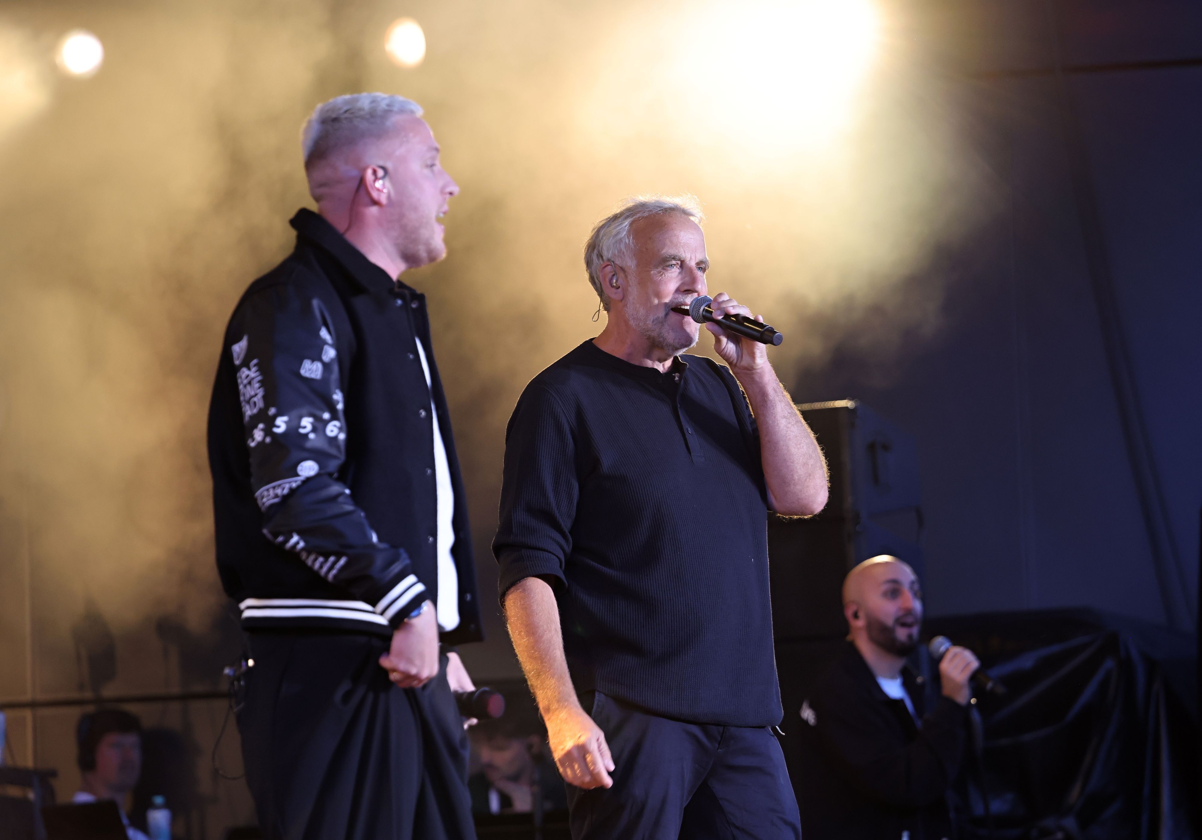 Als Zehnjähriger war Mo-Torres (l.) erstmals als Gast bei einem Konzert der Wise Guys im Tanzbrunnen. Umso mehr freute er sich, zusammen mit Dän Dickopf (ehemals Wis Guys) die Songs „Sommer“ und „Köln ist einfach korrekt“ zu performen.