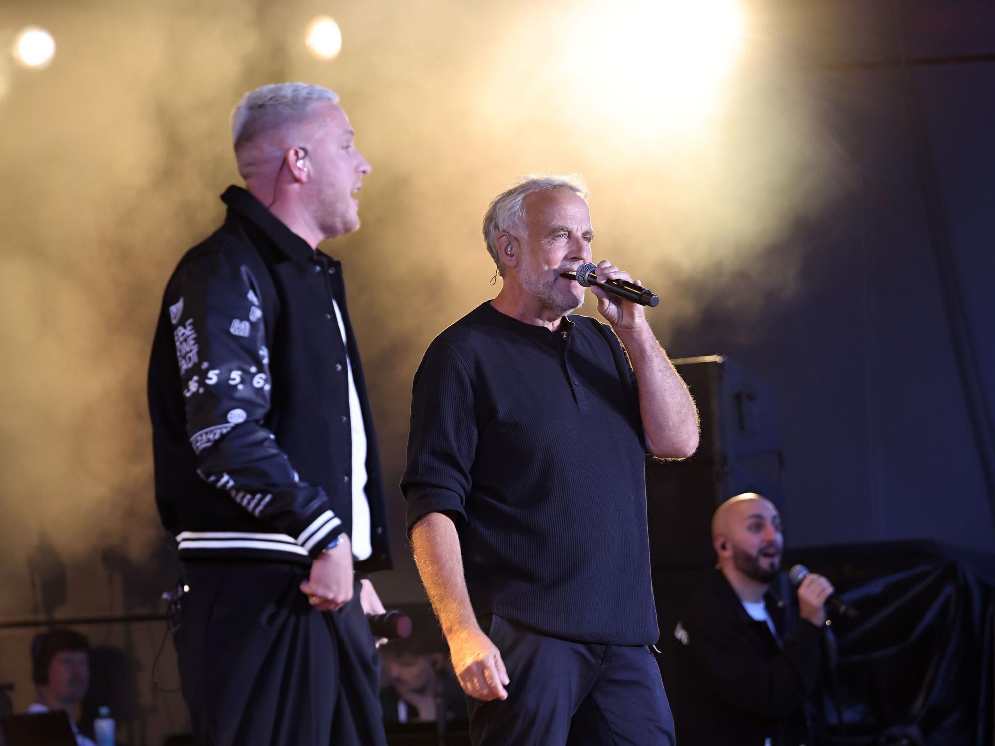 Als Zehnjähriger war Mo-Torres (l.) erstmals als Gast bei einem Konzert der Wise Guys im Tanzbrunnen. Umso mehr freute er sich, zusammen mit Dän Dickopf (ehemals Wis Guys) die Songs „Sommer“ und „Köln ist einfach korrekt“ zu performen.