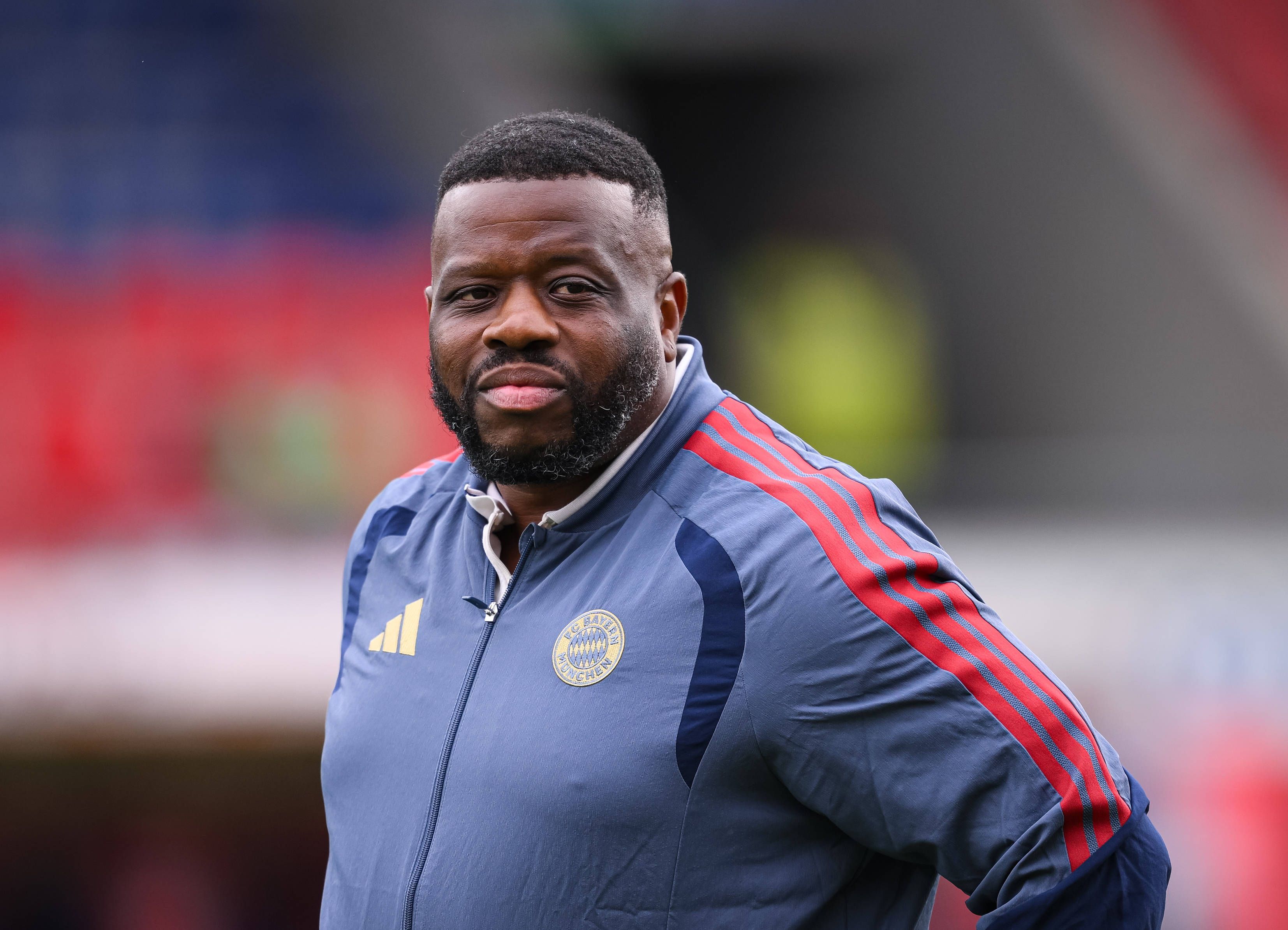 Rodyse Munienge in Bayern-Trainingsjacke.