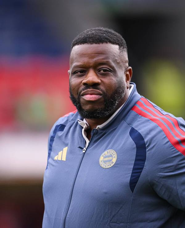 Rodyse Munienge in Bayern-Trainingsjacke.