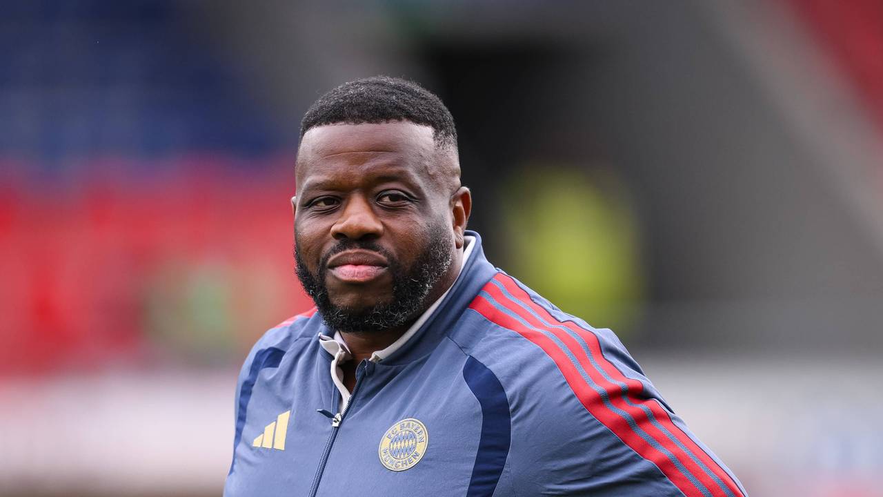 Rodyse Munienge in Bayern-Trainingsjacke.