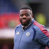 Rodyse Munienge in Bayern-Trainingsjacke.