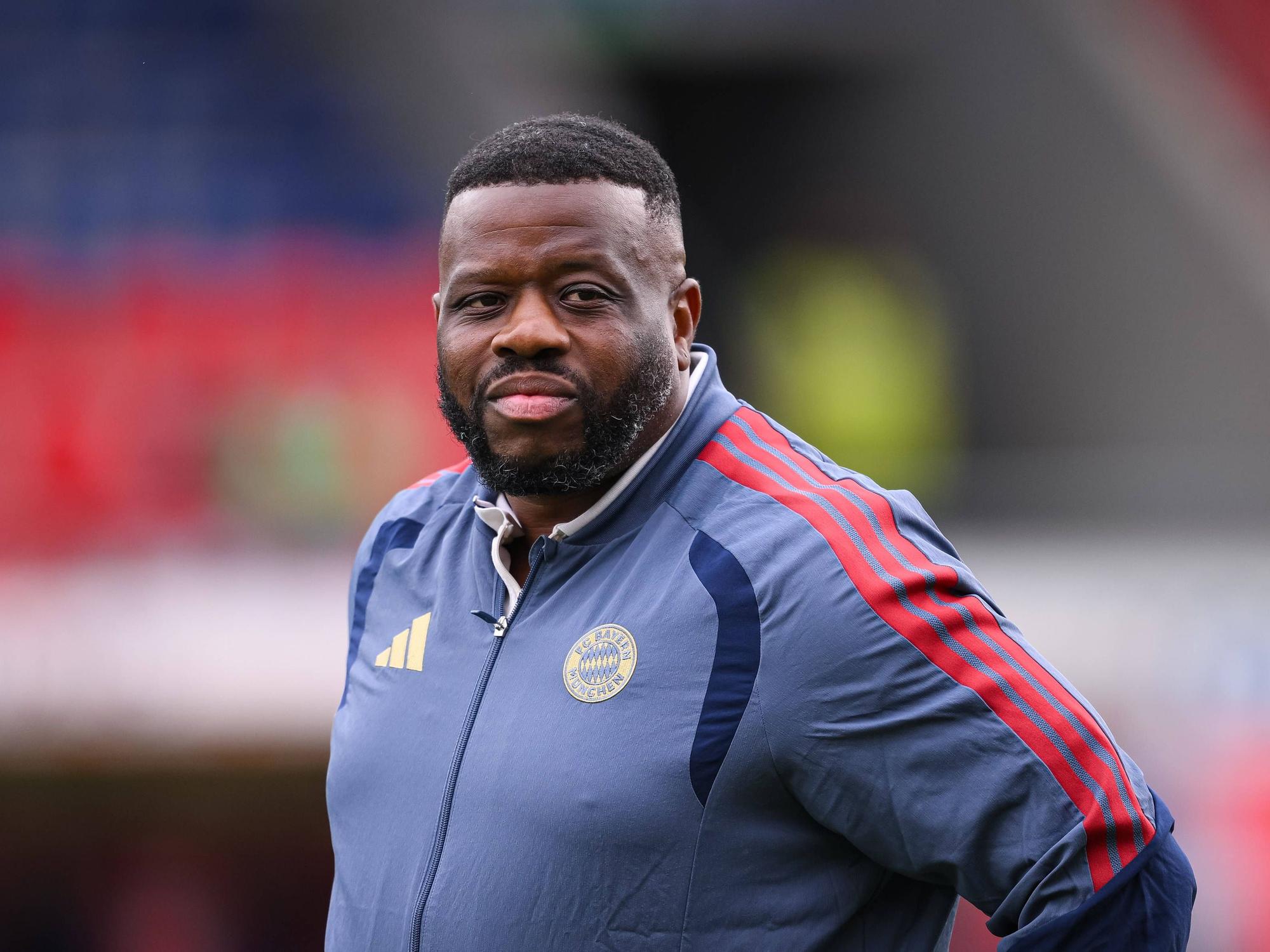 Rodyse Munienge in Bayern-Trainingsjacke.