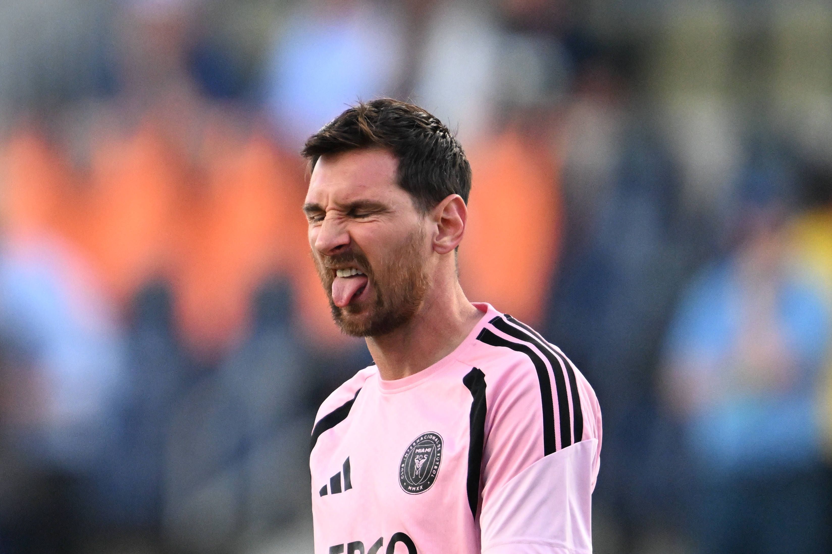 Lionel Messi verzieht das Gesicht und streckt die Zunge raus.