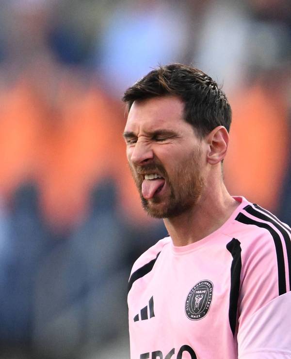 Lionel Messi verzieht das Gesicht und streckt die Zunge raus.