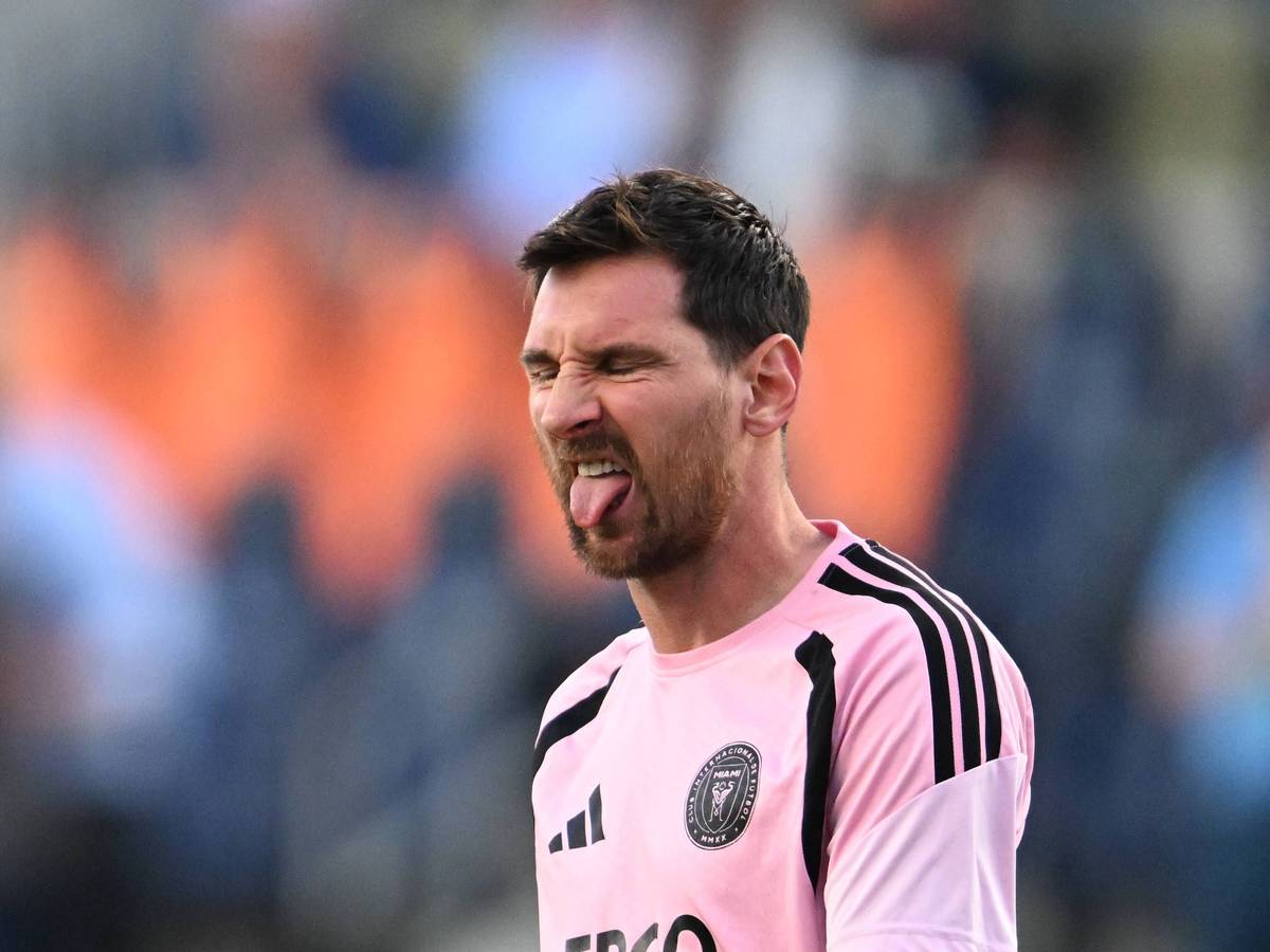 Lionel Messi verzieht das Gesicht und streckt die Zunge raus.