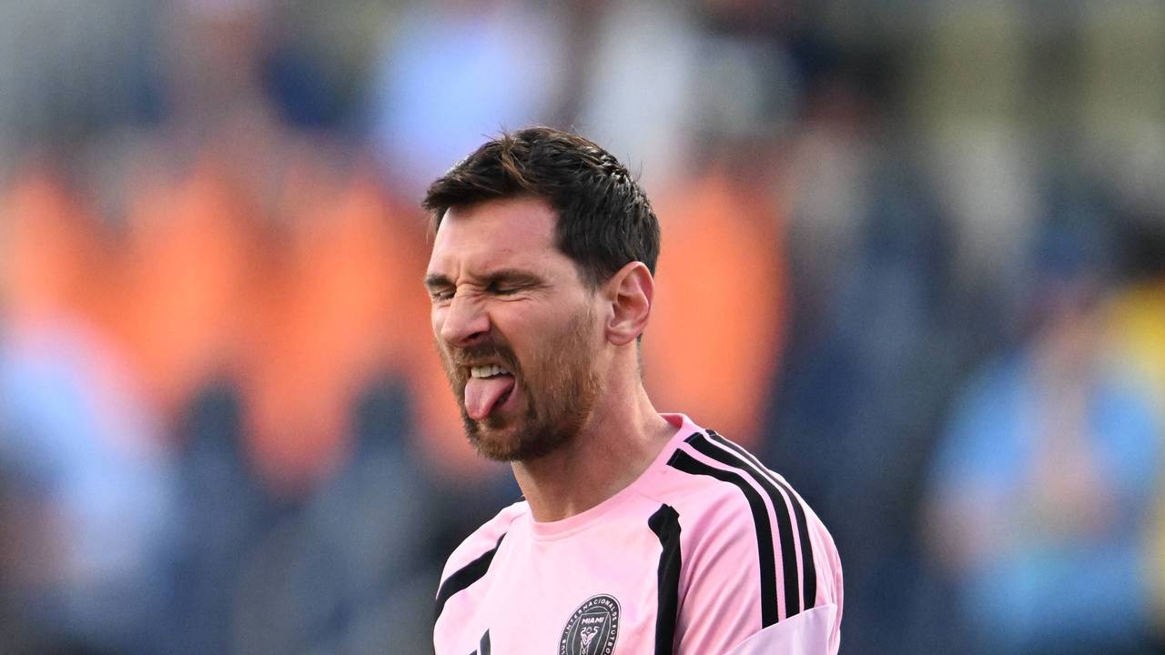 Lionel Messi verzieht das Gesicht und streckt die Zunge raus.
