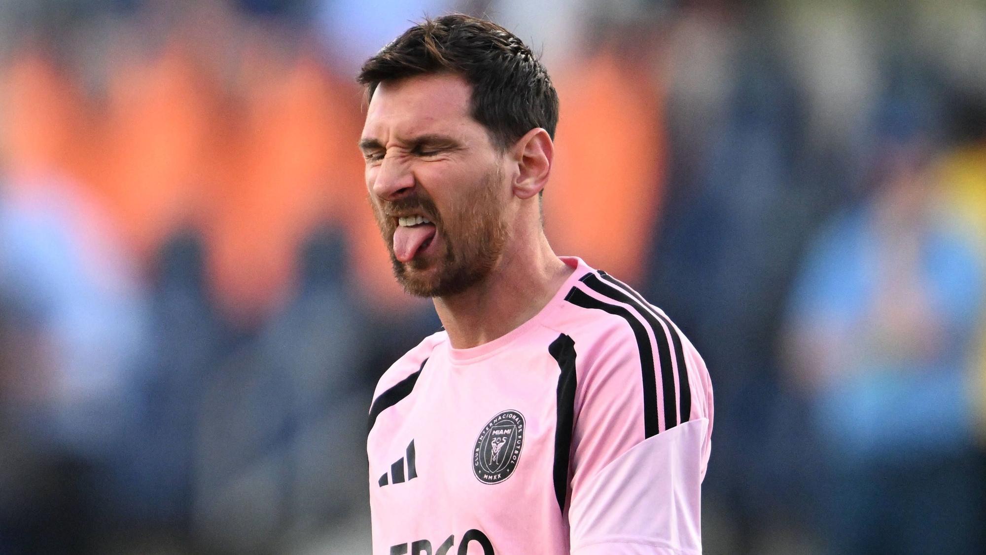 Lionel Messi verzieht das Gesicht und streckt die Zunge raus.