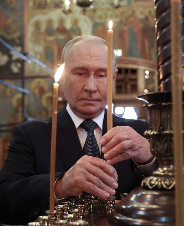 Der russische Präsident Wladimir Putin besucht am 20. August die Erzengelkathedrale im Moskauer Kreml, wo er die Grabstätte des Großfürsten Dmitri Donskoi besichtigt.