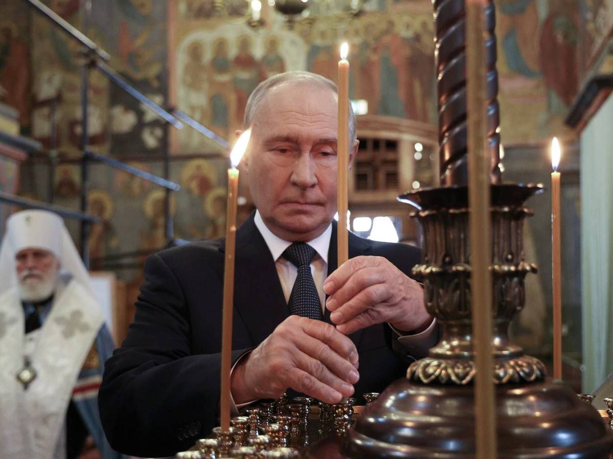 Der russische Präsident Wladimir Putin besucht am 20. August die Erzengelkathedrale im Moskauer Kreml, wo er die Grabstätte des Großfürsten Dmitri Donskoi besichtigt.