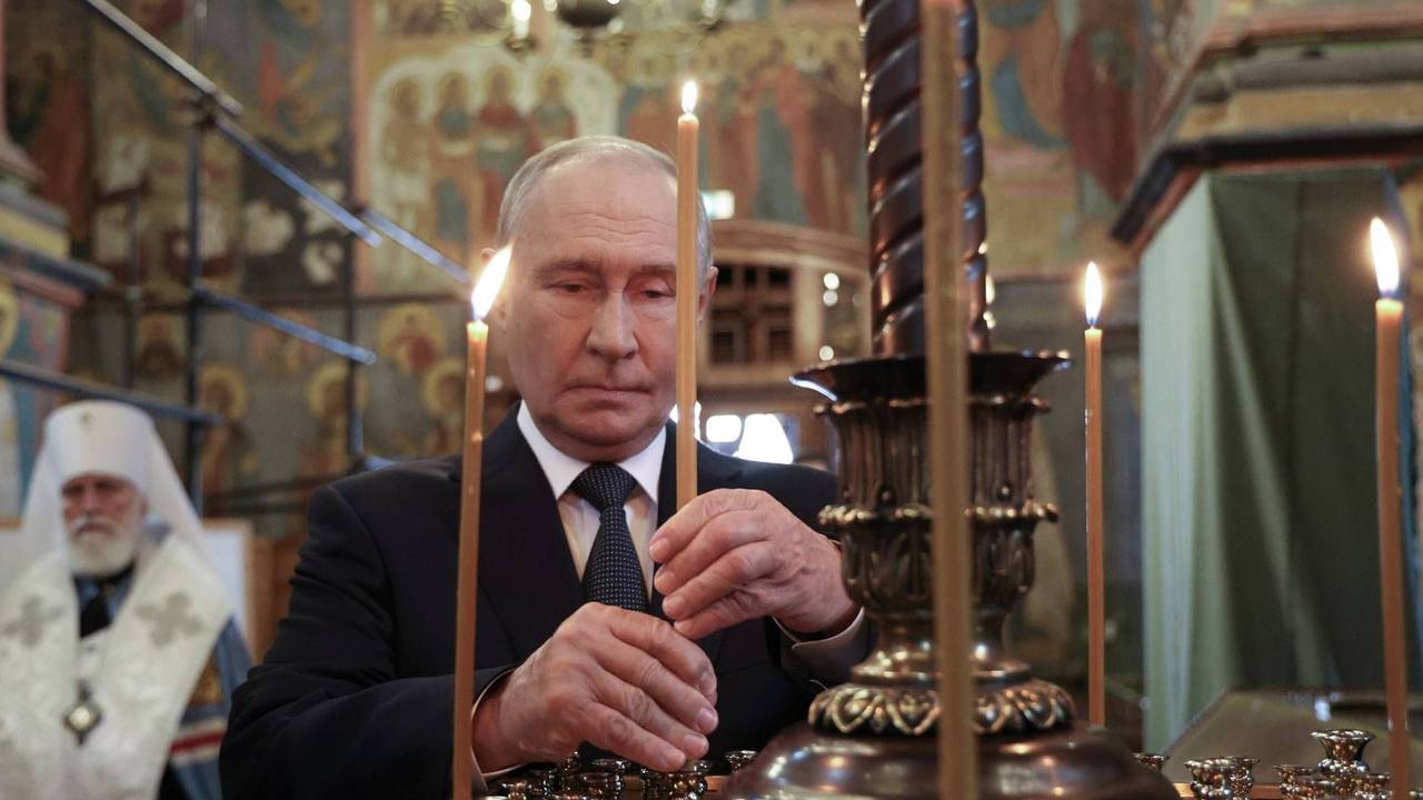 Der russische Präsident Wladimir Putin besucht am 20. August die Erzengelkathedrale im Moskauer Kreml, wo er die Grabstätte des Großfürsten Dmitri Donskoi besichtigt.